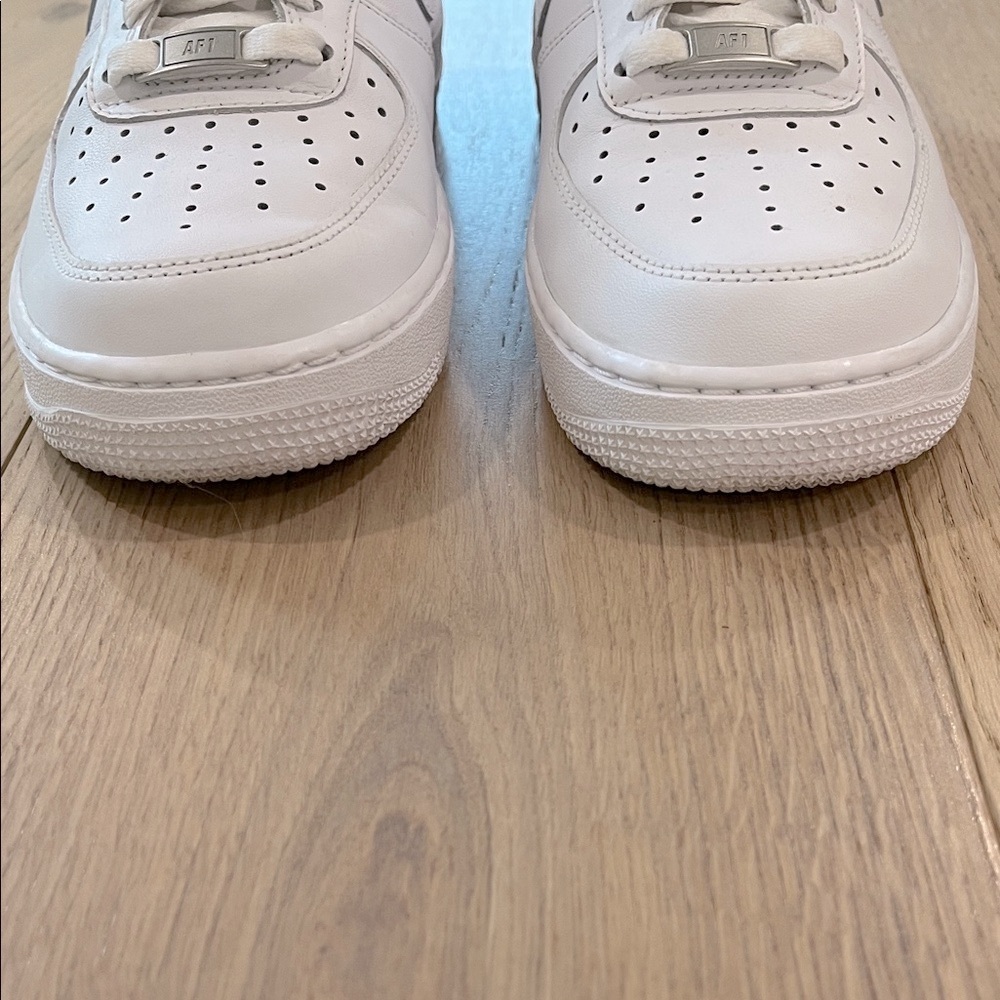 Nike Women’s Air Force 1 White Sneakers Size 9 Almost New - Picture 5 of 8
